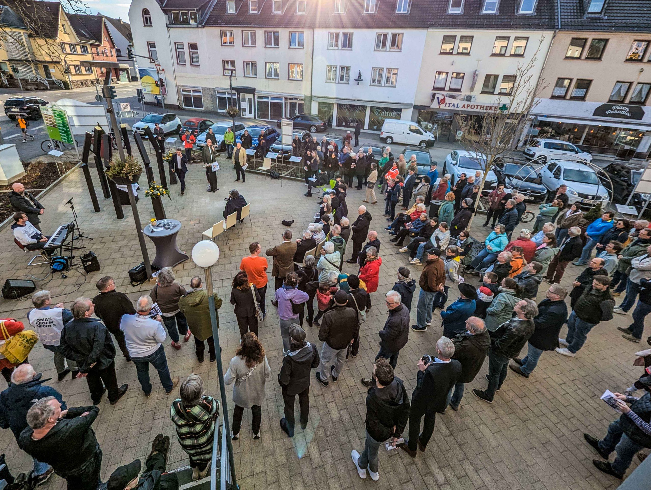 Übersichtsbild der Teilnehmer der Enthüllung