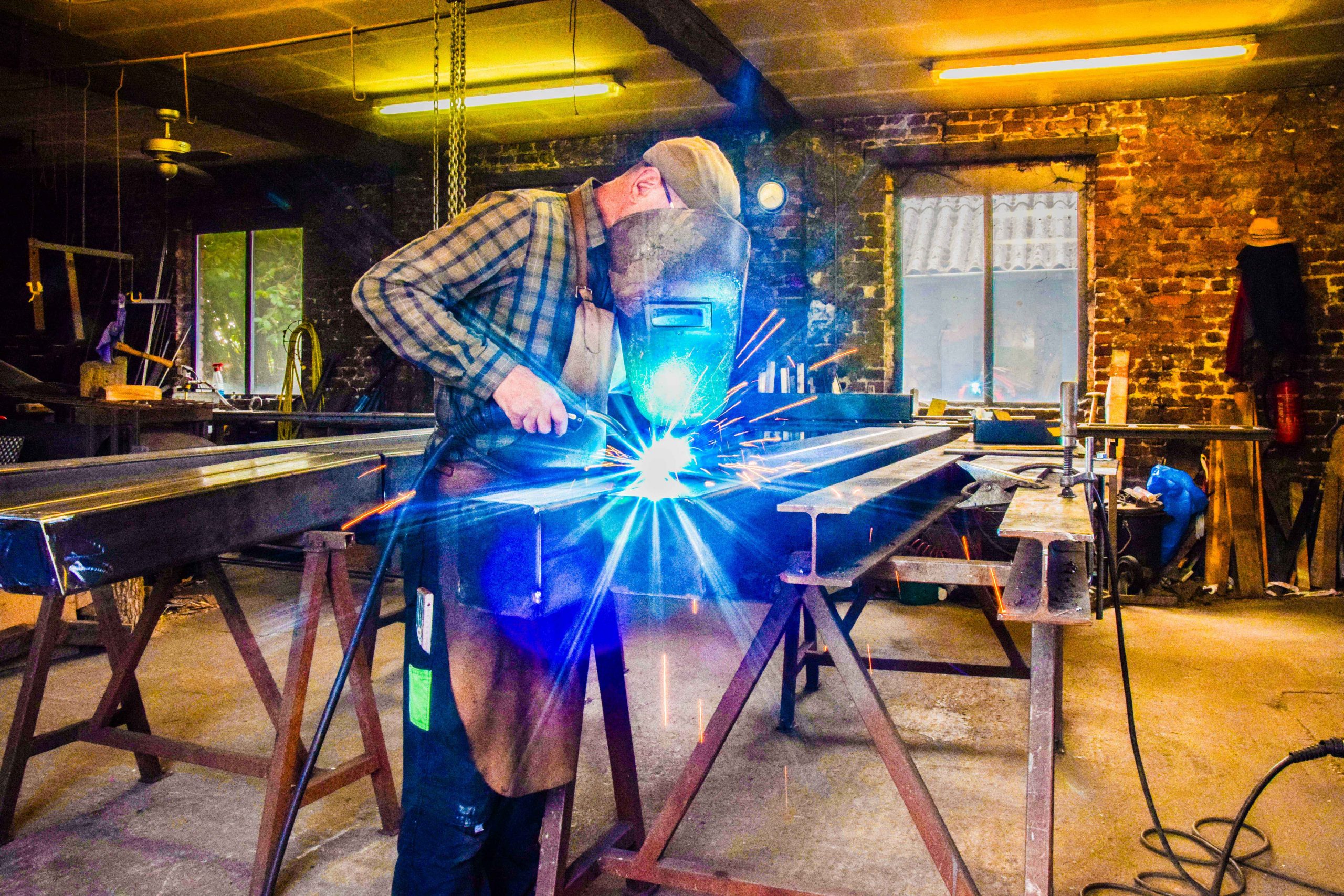 Der Monschauer Künstler Peter Henn bei der Herstellung des Mahnmals in der Vennschmiede in Konzen