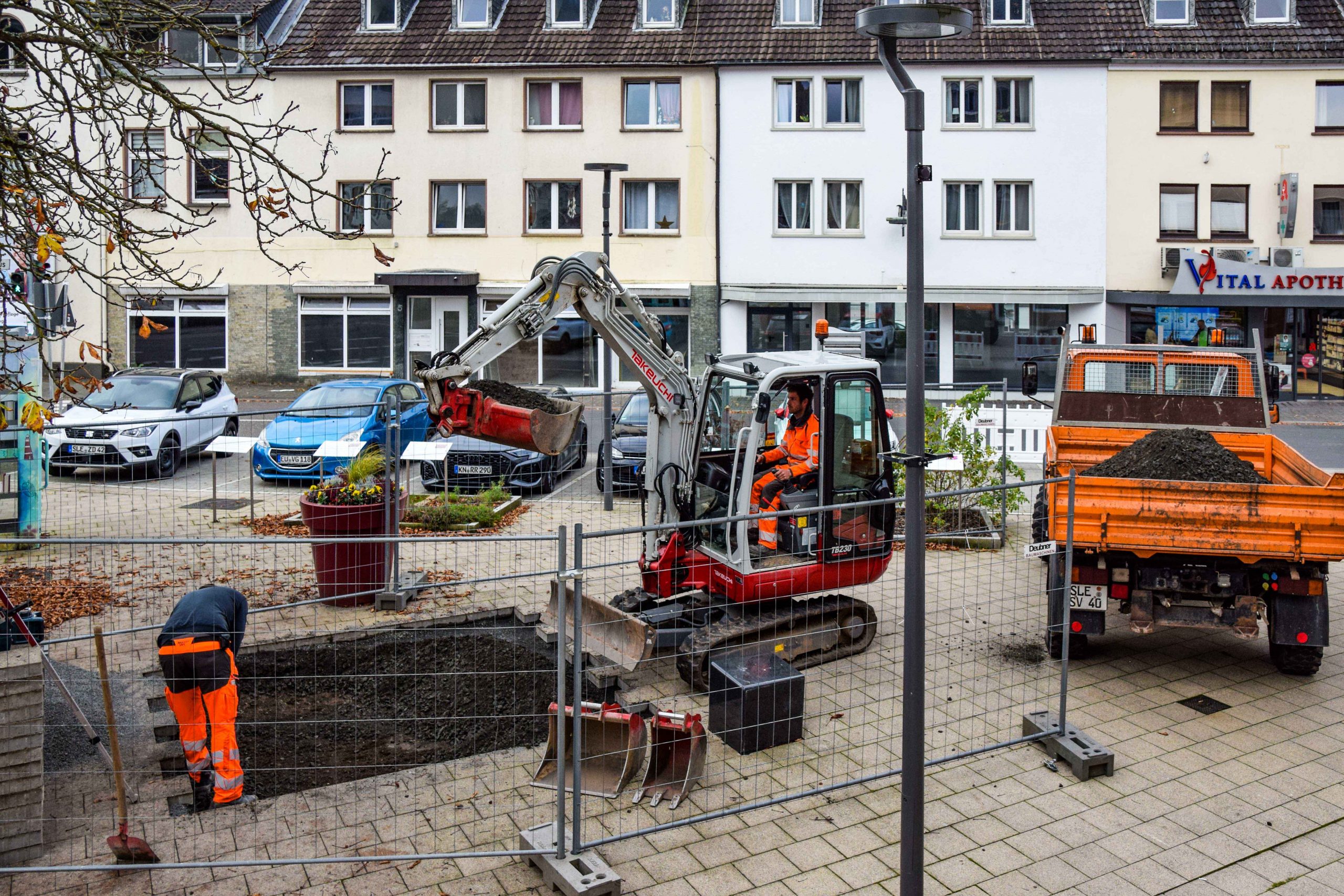 Vorbereitung der Baustelle am Alten Rathaus durch den Städtischen Bauhof Schleiden