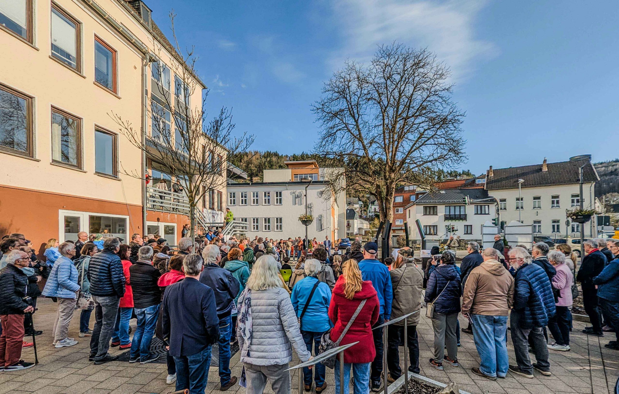 Übersichtsbild der Teilnehmer der Enthüllung